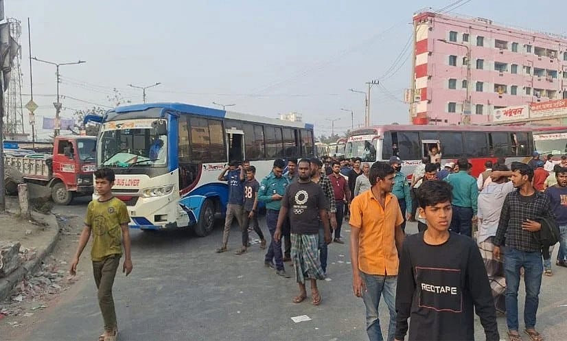 বাসের মালিকানা নিয়ে দুই পক্ষের দ্বন্দ্বে জেরে চট্টগ্রাম–কক্সবাজার মহাসড়ক অবরোধ করেন বাসটির চালক ও সহকারীরা। আজ চট্টগ্রাম নগরের শাহ আমানত সেতু এলাকায়