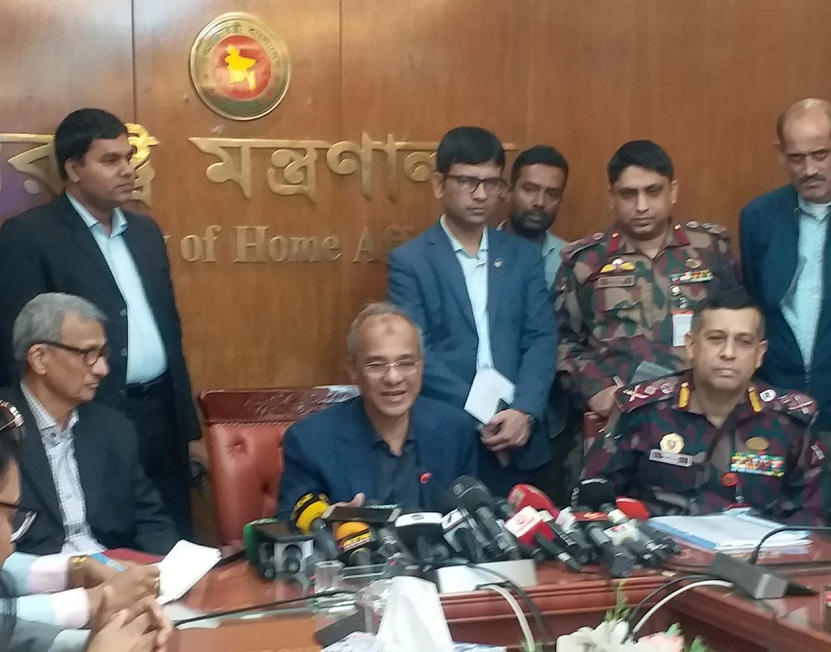 সংবাদ ব্রিফিংয়ে স্বরাষ্ট্র উপদেষ্টা লেফটেন্যান্ট জেনারেল (অব.) মো. জাহাঙ্গীর আলম চৌধুরী