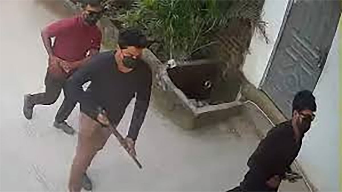 চাঁদার জন্য অস্ত্র হাতে সহযোগীদের নিয়ে সাজ্জাদ হোসেন। নগরের অক্সিজেন এলাকায়