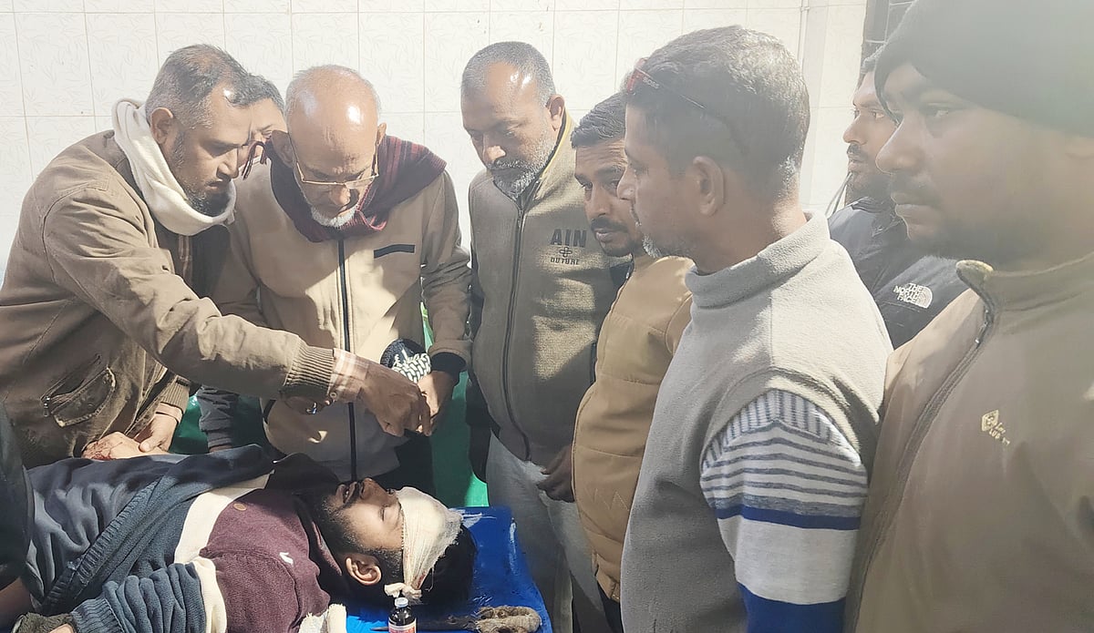 আহত ব্যক্তিদের একজনকে প্রাথমিক চিকিৎসা দেওয়া হচ্ছে। গতকাল রাতে পিরোজপুর সদর হাসপাতালে