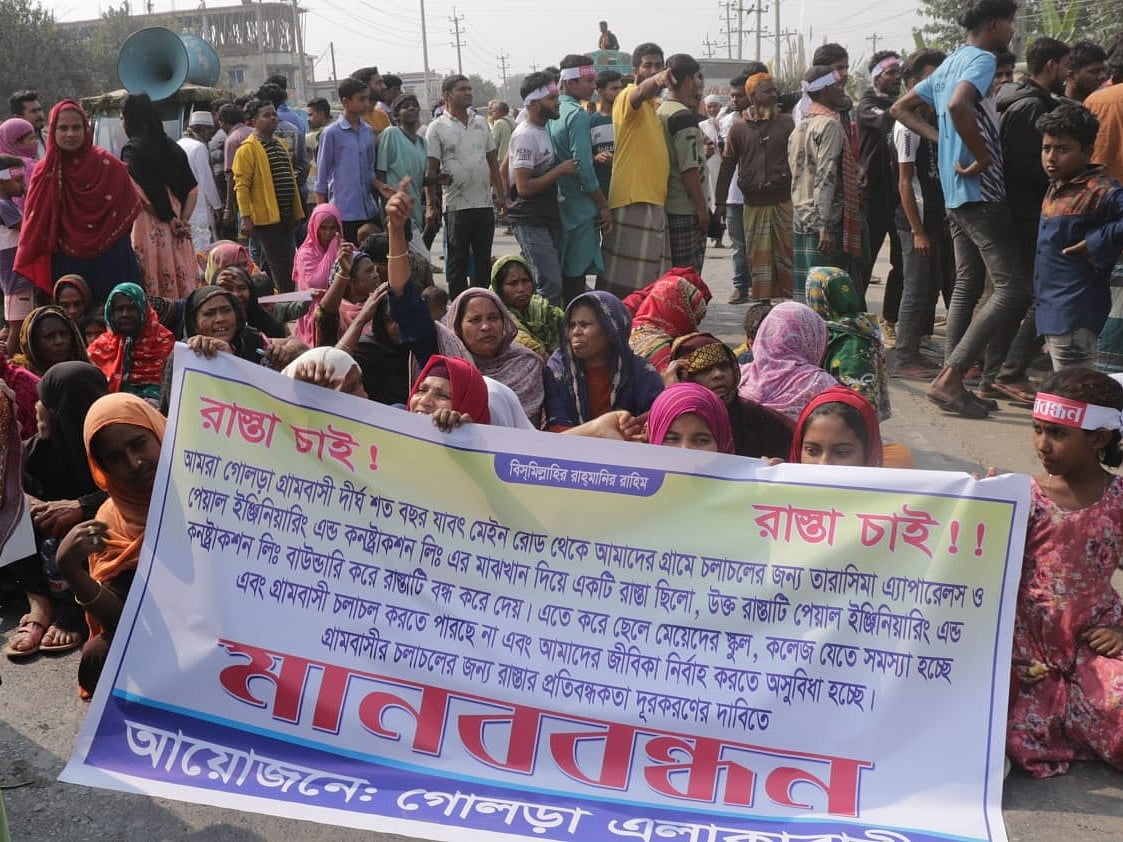 মানিকগঞ্জের সাটুরিয়ায় চলাচলের একমাত্র সড়ক পুনরুদ্ধারের দাবিতে ঢাকা-আরিচা মহাসড়ক অবরোধ করে গোলড়া গ্রামের বাসিন্দাদের বিক্ষোভ। আজ বেলা ১১টার দিকে সকালে গোলড়া গ্রাম–সংলগ্ন মহাসড়কে