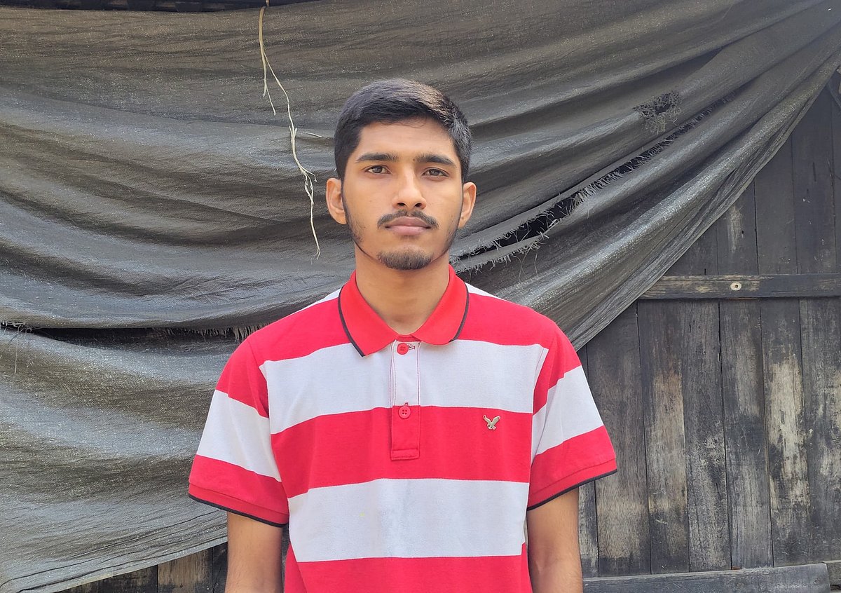 নিজ বাড়ির উঠানে রেজওয়ান আহমেদ। বুধবার খুলনার কয়রা উপজেলার সাতহালিয়া গ্রামে