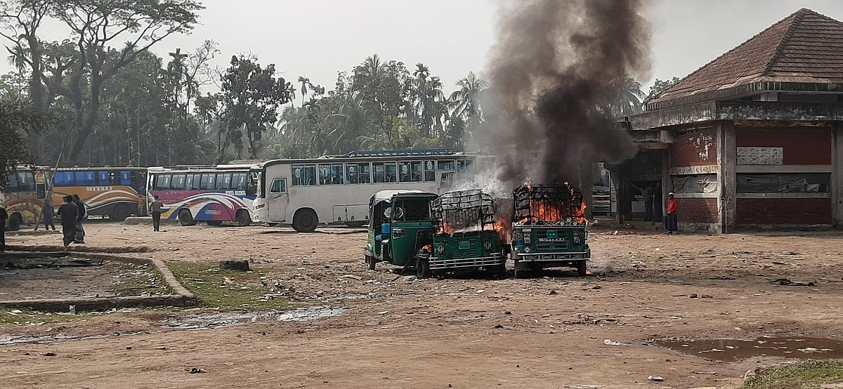 ভোলার বীরশ্রেষ্ঠ মোস্তফা কামাল বাস টার্মিনালে অটোরিকশায় আগুন ধরিয়ে দিয়েছেন প্রতিপক্ষের লোকজন। আজ বুধবার বেলা সাড়ে ১১টার দিকে