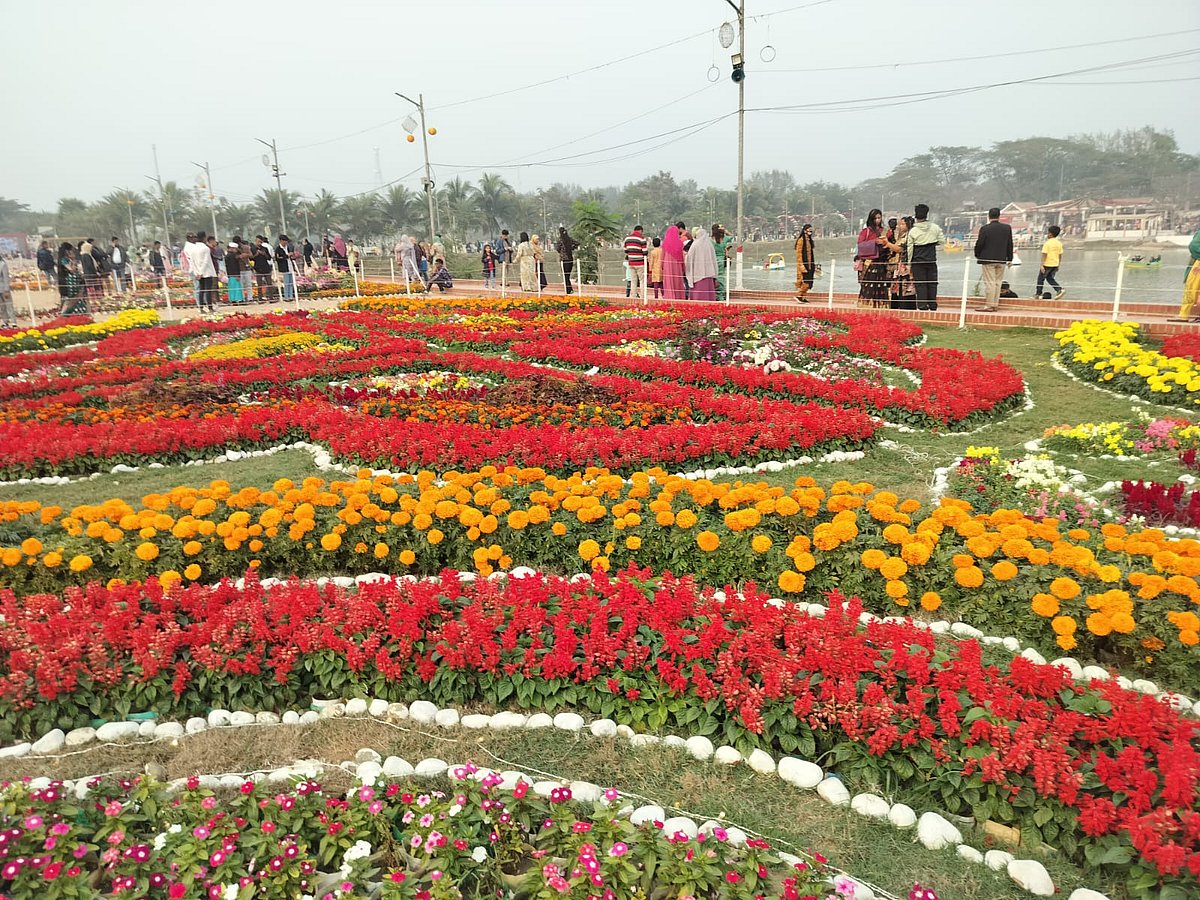 ফুল উৎসব সাজানো হয়েছে নানা ধরনের ফুলে। গতকাল চট্টগ্রামের সীতাকুণ্ডের ডিসি পার্কে