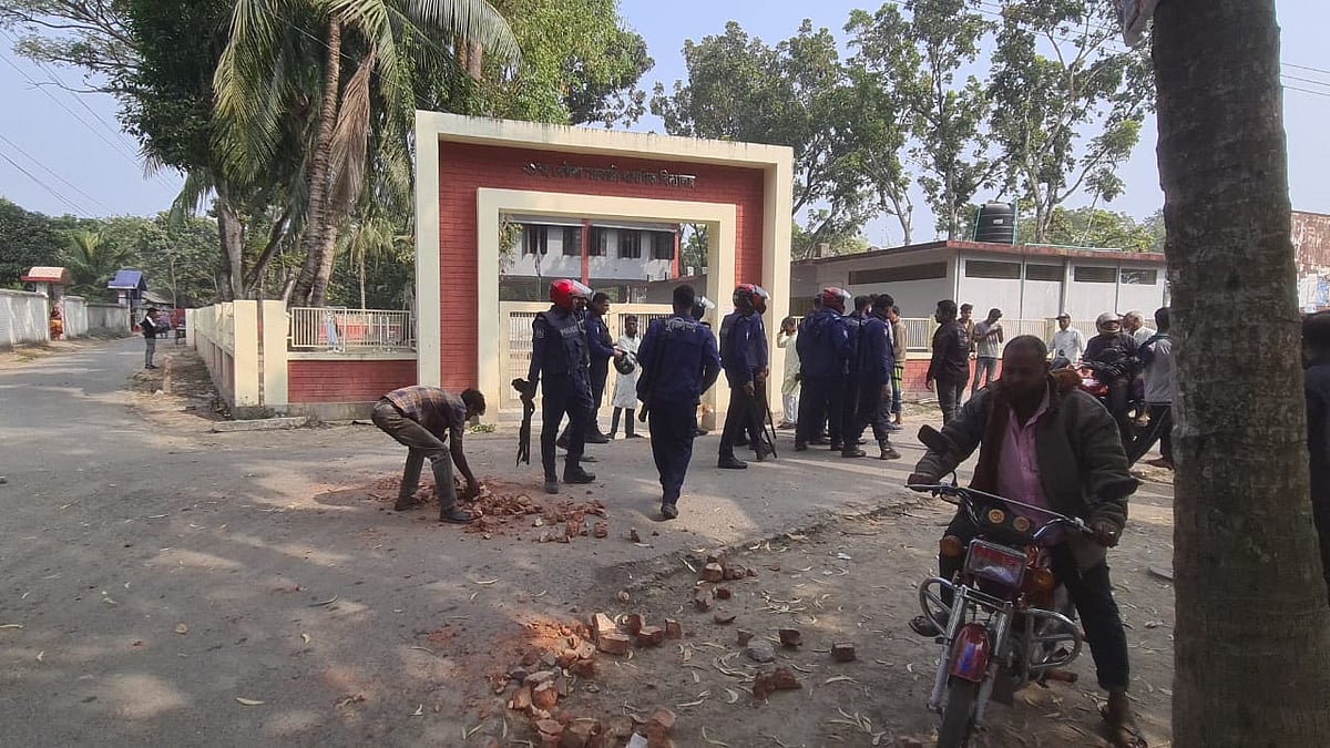 আশাশুনি উপজেলায় একই স্থানে বিএনপির দুই পক্ষের কর্মসূচিতে সংঘর্ষ বাধে। ঘটনাস্থলে পুলিশ ও সেনাবাহিনী মোতায়েন করা হয়েছে। আজ বুধবার সকালে