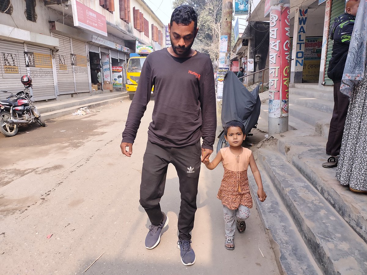 কৃত্রিম পা লাগিয়ে মেয়ের হাত ধরে হাঁটছেন বৈষম্যবিরোধী আন্দোলনে পা হারানো ইনামুল কাওছার। মঙ্গলবার সিরাজগঞ্জের রায়গঞ্জের সলঙ্গা বাজারে