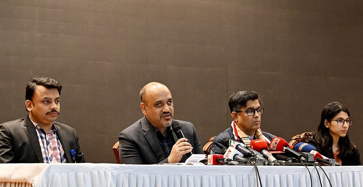 সংবাদ ব্রিফিংয়ে বক্তব্য দিচ্ছেন প্রধান উপদেষ্টার উপ–প্রেস সচিব মোহাম্মদ আবুল কালাম আজাদ মজুমদার। আজ বুধবার বিকেলে রাজধানীর ফরেন সার্ভিস একাডেমিতে