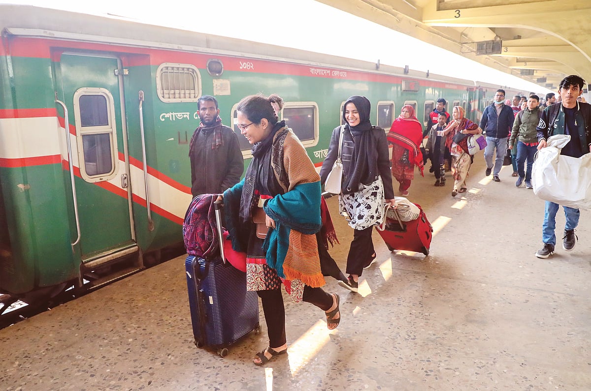 রেলওয়ের রানিং স্টাফদের কর্মবিরতি প্রত্যাহারের পর গতকাল ভোরে ঢাকার কমলাপুর রেলস্টেশন থেকে ট্রেন চলাচল শুরু হয়েছে। গন্তব্যের ট্রেন পেয়ে নিজ আসনের বগির দিকে ছুটছেন যাত্রীরা। সকাল ৯টা ৫০ মিনিটে কমলাপুর রেলস্টেশনে