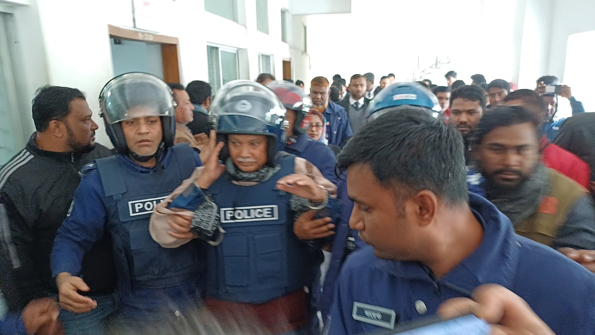 পঞ্চগড় আদালতে জামিন ও রিমান্ড আবেদন শুনানি শেষে সাবেক রেলমন্ত্রী নূরুল ইসলামকে কারাগারে নেওয়া হচ্ছে। আজ বৃহস্পতিবার বেলা ১১টার দিকে