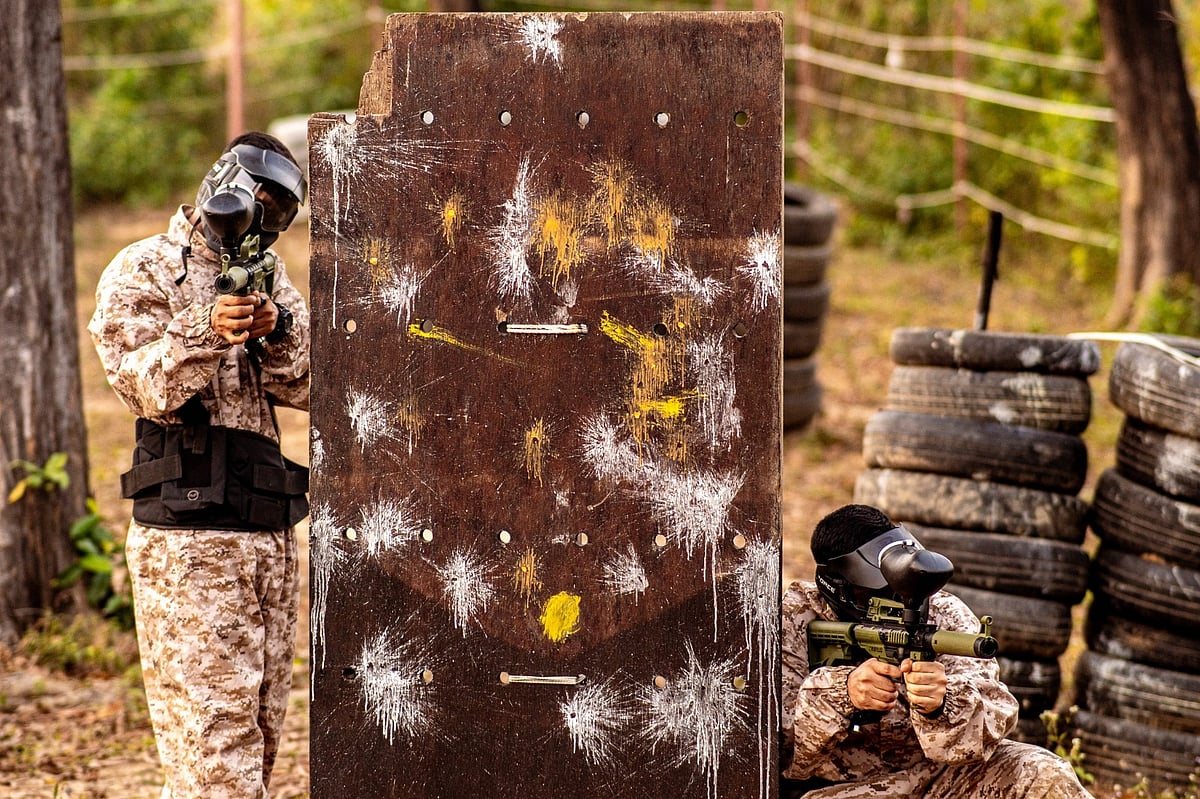 চট্টগ্রামের ফয়’স লেক বেসক্যাম্পে ‘পেইন্ট বল গেম’ খেলায় মেতেছেন কয়েকজন দর্শনার্থী। সম্প্রতি তোলা