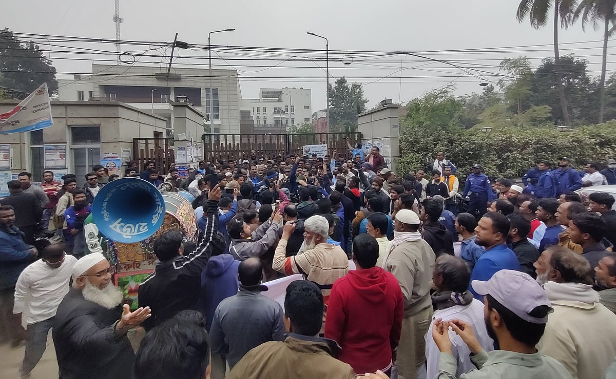 কুষ্টিয়ায় জেলা শিল্পকলা একাডেমিতে বিএনপির কর্মশালা চলাকালে বাইরে একাংশের নেতা–কর্মীরা বিক্ষোভ সমাবেশ করেন। বৃহস্পতিবার দুপুরে জেলা শিল্পকলা একাডেমির প্রধান ফটকের সামনে