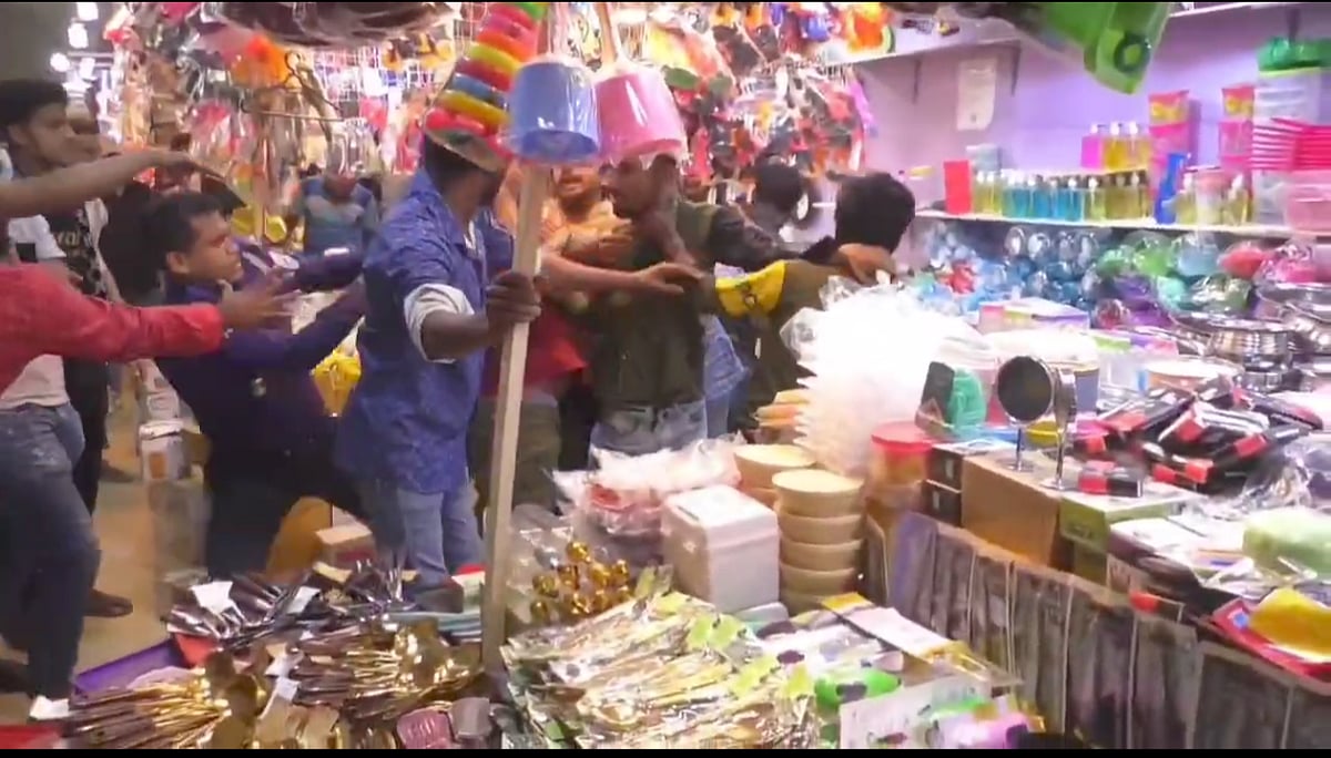 তুচ্ছ ঘটনা নিয়ে হাতাহাতিতে জড়িয়ে পড়েন বিক্রয়কর্মীরা। বৃহস্পতিবার বেলা ১১টার দিকে রূপগঞ্জে পূর্বাচল উপশহরে ঢাকা আন্তর্জাতিক বাণিজ্য মেলায়