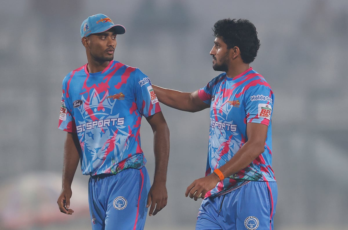 দুজনে মিলে নিয়েছেন ৮ উইকেট