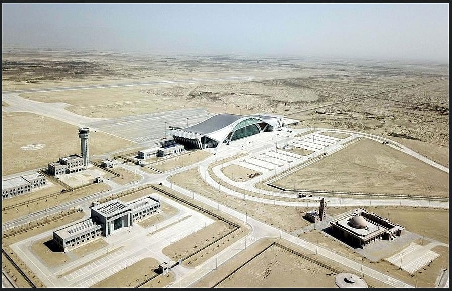 চীনের অর্থায়নে বেলুচিস্তানের গদরে নির্মিত পাকিস্তানের নতুন বিমানবন্দর। ২০২৪ সালের ১৩ সেপ্টেম্বরে তোলা।