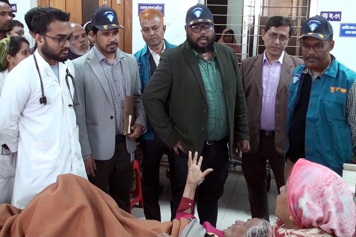 নানা অভিযোগে মানিকগঞ্জ মেডিকেল কলেজ হাসপাতালে অভিযান চালায় দুদক। এ সময় তাঁরা রোগীদের সঙ্গেও কথা বলেন। বৃহস্পতিবার দুপুরে হাসপাতালে