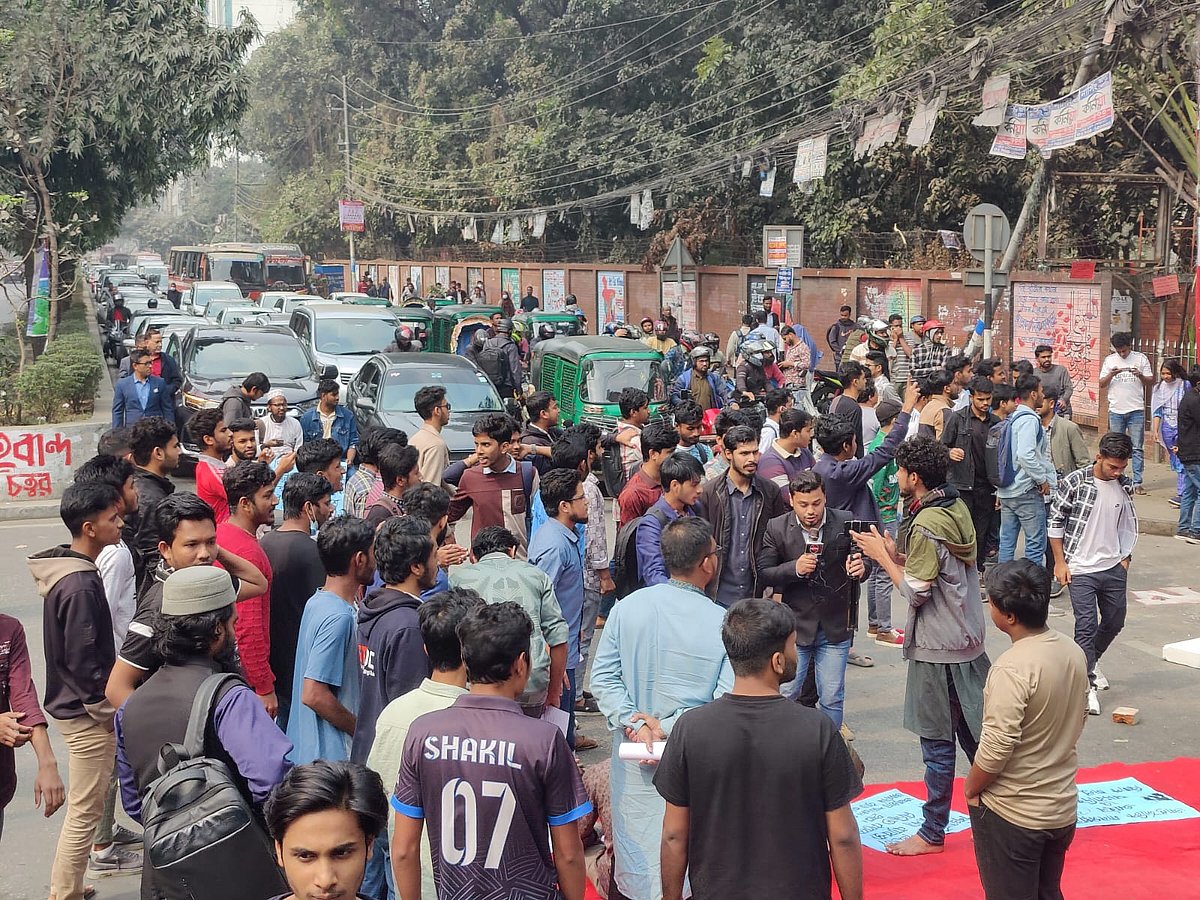 সরকারি তিতুমীর কলেজকে বিশ্ববিদ্যালয় করাসহ সাত দফা দাবিতে কলেজের সামনের সড়ক অবরোধে শিক্ষার্থীরা