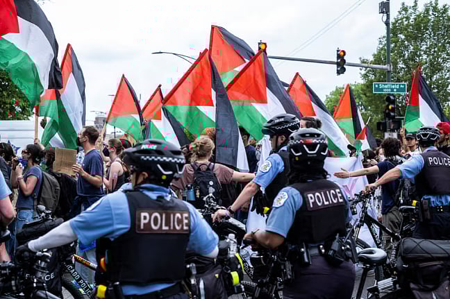 ফিলিস্তিনের পতাকা হাতে শিক্ষার্থীদের আমেরিকার বিশ্ববিদ্যালয়ে বিক্ষোভ