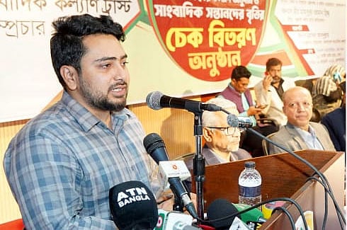 তথ্য ও সম্প্রচার উপদেষ্টা নাহিদ ইসলাম আজ রাজধানীর তথ্য ভবনে জুলাই গণ–অভ্যুত্থানে শহীদ ও আহত সাংবাদিক এবং অসুস্থ–অসচ্ছল সাংবাদিকদের কল্যাণ অনুদান ও সাংবাদিকদের সন্তানদের বৃত্তির চেক বিতরণ অনুষ্ঠানে কথা বলেন