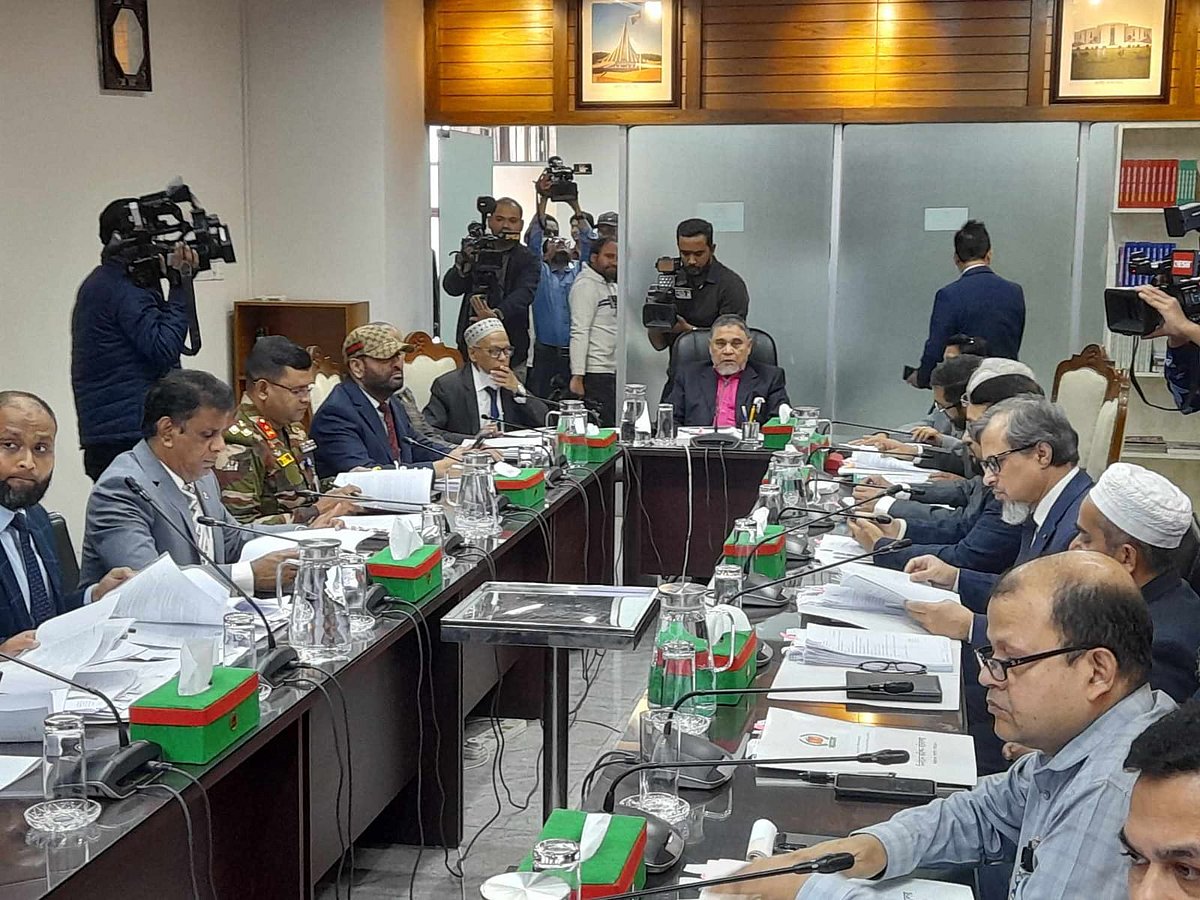 নির্বাচন ভবনে আজ বৃহস্পতিবার প্রধান নির্বাচন কমিশনার (সিইসি) এ এম এম নাসির উদ্দিনের সভাপতিত্বে নির্বাচন কমিশনের সভা অনুষ্ঠিত হয়