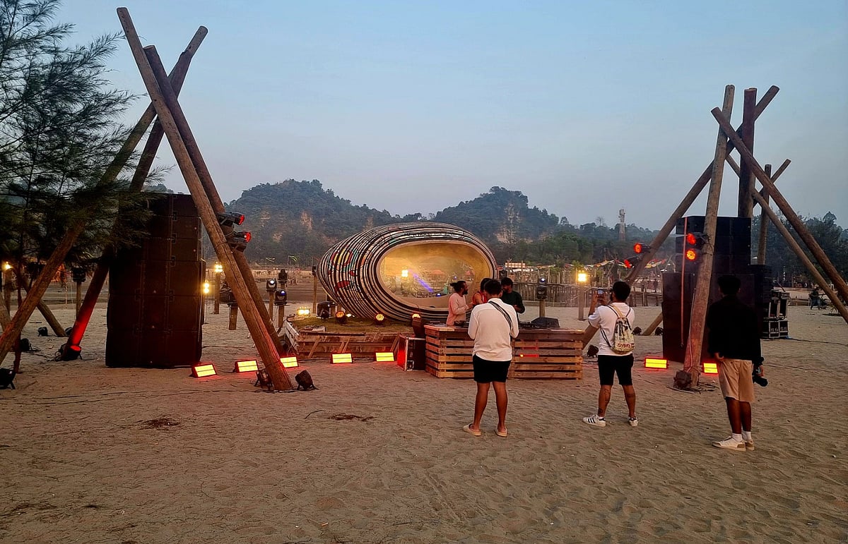 বার্নিং ক্র্যাব ফেস্টিভ্যাল উপলক্ষে ডিম আকৃতির মঞ্চে চলছে সাংস্কৃতিক পরিবেশনা। আজ সন্ধ্যায় কক্সবাজারের প্যাঁচারদ্বীপের মারমেইড ইকো রিসোর্টে