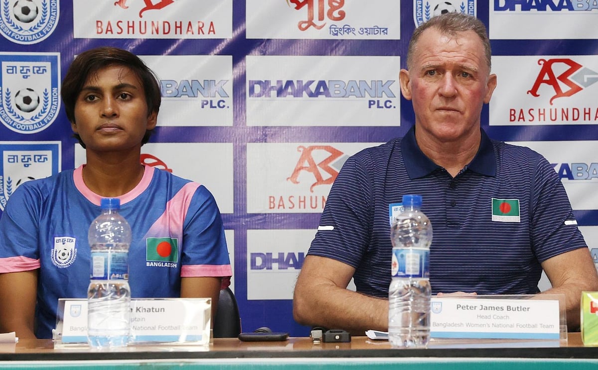 বাংলাদেশ জাতীয় নারী ফুটবল দলের প্রধান কোচ পিটার বাটলার (বাঁয়ে) ও অধিনায়ক সাবিনা খাতুন