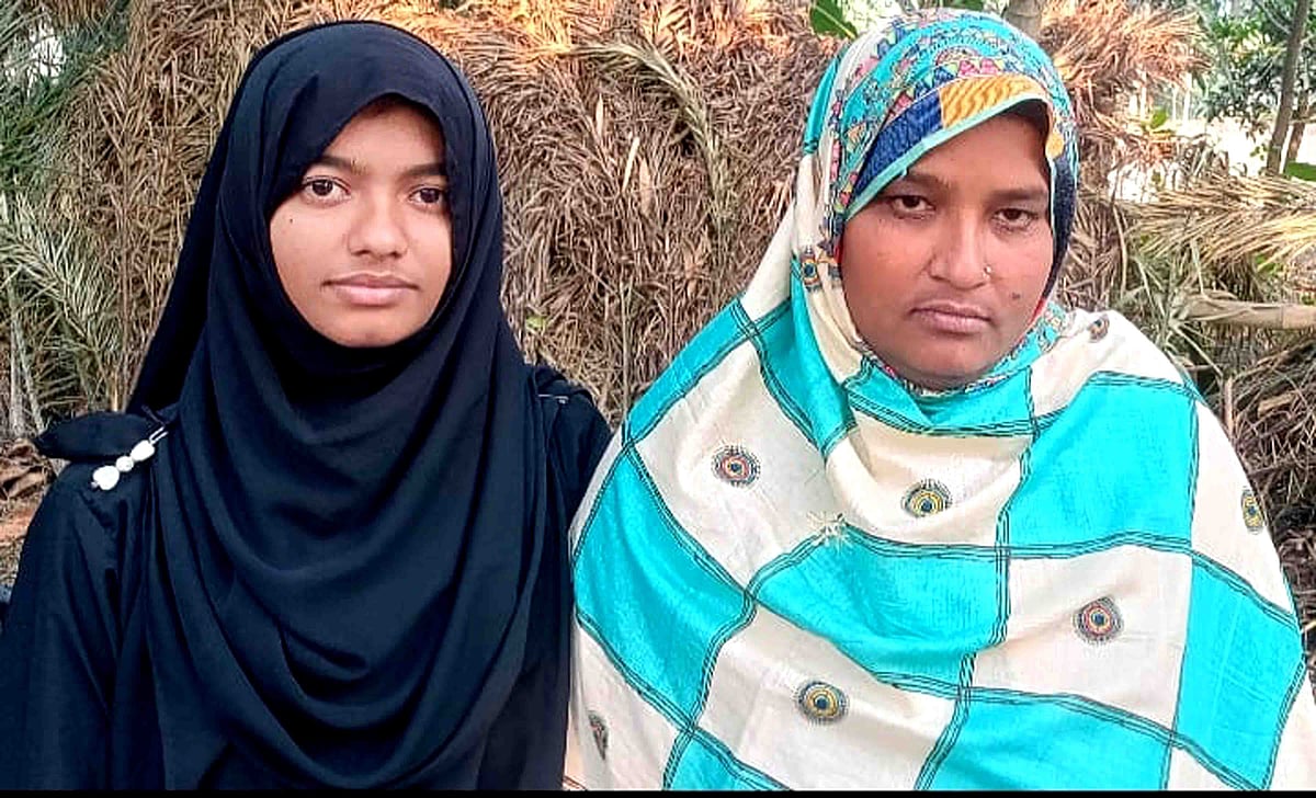 মায়ের সঙ্গে প্রার্থনা খাতুন (বাঁয়ে)