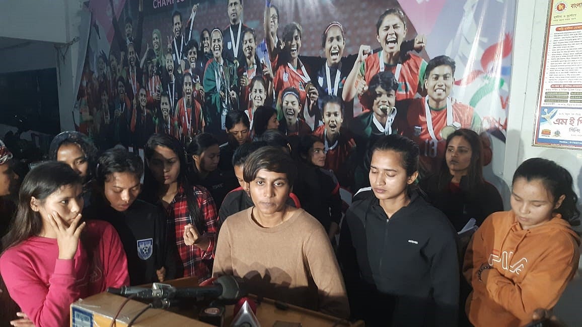 সাংবাদিকদের সামনে কথা বলছেন সাবিনা