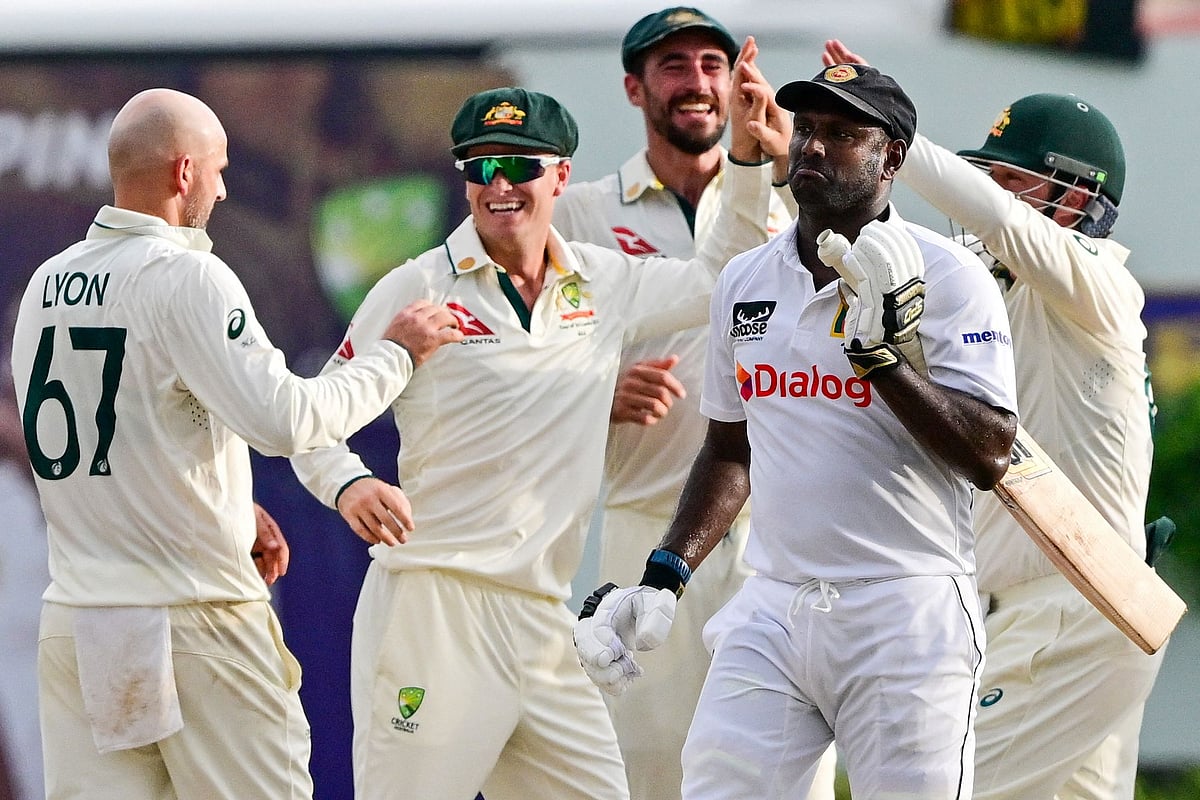 আউট হয়ে ফিরছেন অ্যাঞ্জেলো ম্যাথুস, অস্ট্রেলিয়ার আরেকটি সাফল্য।