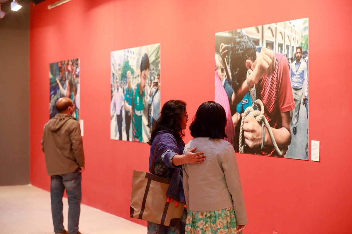 ছাত্র–জনতার অভ্যুত্থান নিয়ে ‘জুলাই–জাগরণ’ শিরোনামে প্রথম আলোর বিশেষ প্রদর্শনী ঘুরে দেখছেন দর্শনার্থীরা। জাতীয় চিত্রশালা মিলনায়তন, বাংলাদেশ শিল্পকলা একাডেমি। ৩০ জানুয়ারি