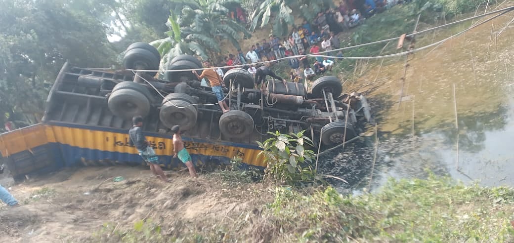 নিয়ন্ত্রণ হারিয়ে মাছের ঘেরে পড়ে আছে কাভার্ডভ্যান। আজ বৃহস্পতিবার দুপুরে চট্টগ্রাম-কক্সবাজার মহাসড়কের চকরিয়া উপজেলার বরইতলী পুরাতন রাস্তার মাথা এলাকায়