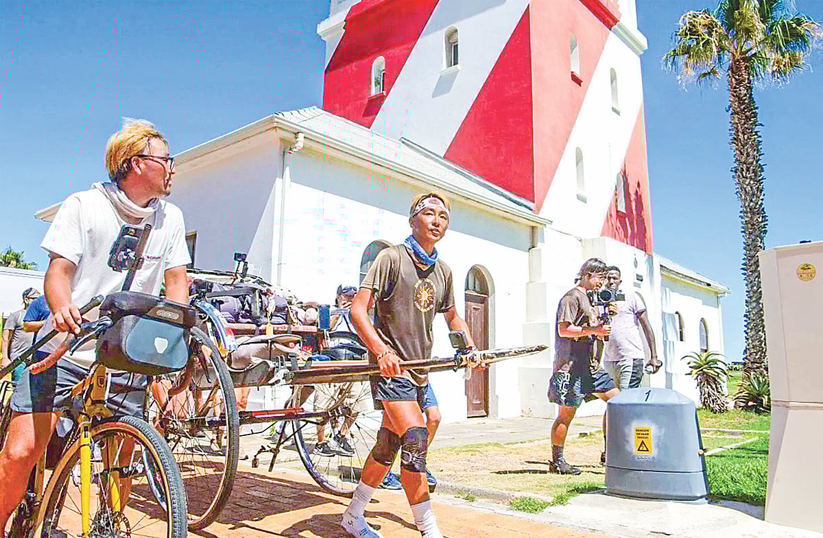 দুই চাকার রিকশা টেনে নিয়ে যাচ্ছেন সুজুকি