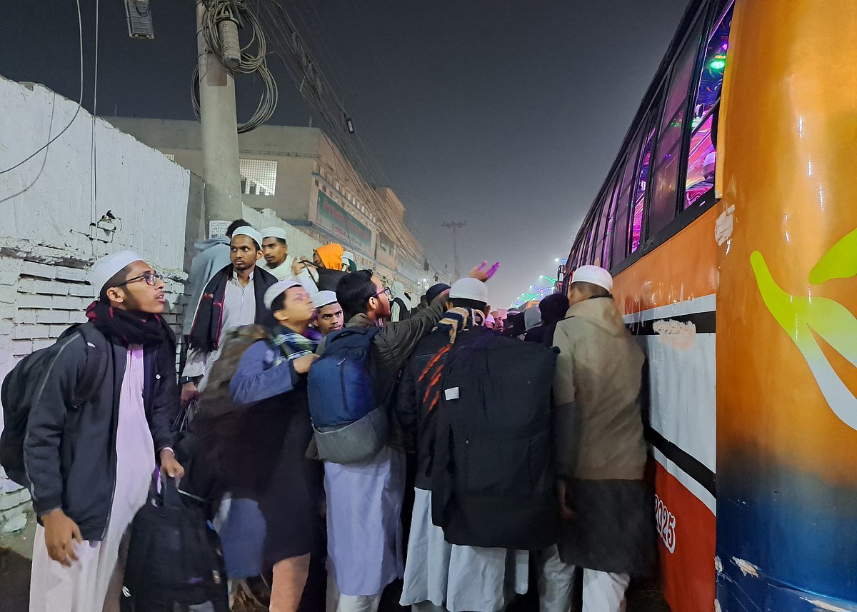 দেশের বিভিন্ন এলাকা থেকে দলে দলে মুসল্লিরা এসে জড়ো হচ্ছেন টঙ্গীর ইজতেমা মাঠে। গতকাল রাত ১২টার দিকে টঙ্গী ইজতেমা মাঠসংলগ্ন কামারপাড়া সড়কে