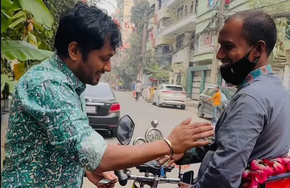 ঢাকার উত্তরায় অভিনয়শিল্পী জামিল হোসেনকে ১০০ টাকা দেওয়ার সময় রিকশাচালক