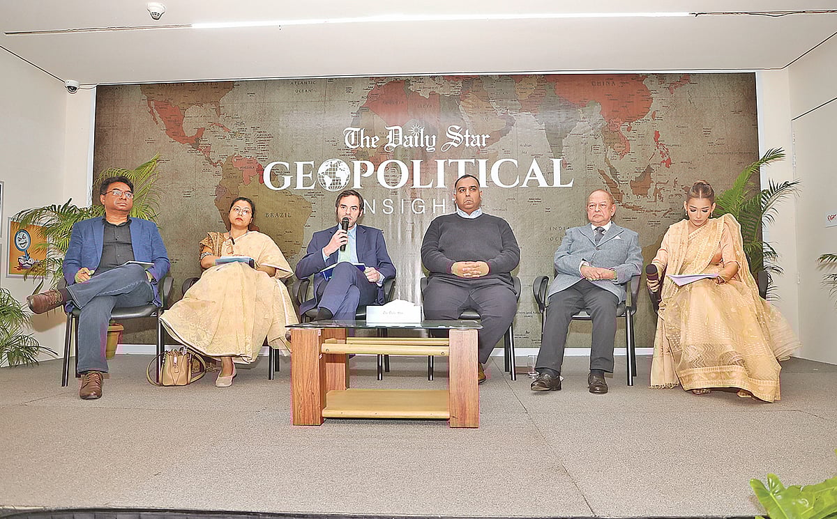 ‘ভূরাজনীতির সন্ধিক্ষণে বাংলাদেশ’ শীর্ষক আলোচনা অনুষ্ঠানে (বাঁ থেকে) সেলিম রায়হান, মারুফা আক্তার, মাইকেল কুগেলম্যান, শাফকাত মুনীর, ইফতেখার আহমেদ চৌধুরী ও রামিসা রব। গতকাল ডেইলি স্টার ভবনে