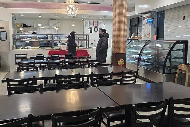 ট্রাম্পের শপথ গ্রহণের পর থেকে নিউইয়র্কের বাংলাদেশি–অধ্যুষিত এলাকায় সড়ক বা রেস্তোরাঁয় মানুষের ভিড় কম দেখা যাচ্ছে। ২১ জানুয়ারি সন্ধ্যায়, জ্যাকসন হাইটসের একটি রেস্তোরাঁ