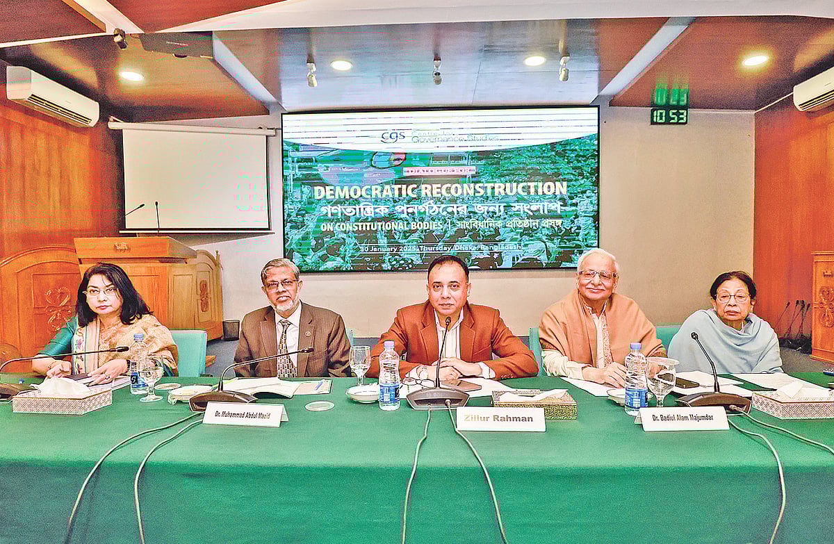 ‘গণতান্ত্রিক পুনর্গঠনের জন্য সংলাপ: সাংবিধানিক প্রতিষ্ঠান’ শীর্ষক আলোচনা অনুষ্ঠানে (বাঁ থেকে) ফাহমিদা খাতুন, মুহাম্মদ আব্দুল মজিদ, জিল্লুর রহমান, বদিউল আলম মজুমদার ও মনিরা খান। গতকাল রাজধানীর রমনায় বিস মিলনায়তনে
