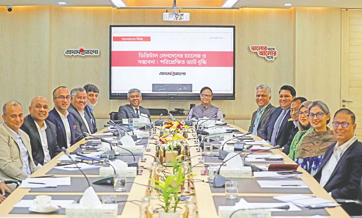 প্রথম আলো আয়োজিত ‘ডিজিটাল লেনদেনের চ্যালেঞ্জ ও সম্ভাবনা: পরিপ্রেক্ষিত ভ্যাট বৃদ্ধি’ শীর্ষক আলোচনায় বাংলাদেশ ব্যাংকের গভর্নর 
আহসান এইচ মনসুর, জাতীয় রাজস্ব বোর্ডের (এনবিআর) চেয়ারম্যান আবদুর রহমান খানসহ অতিথিরা। গতকাল রাজধানীর কারওয়ান বাজারে 
প্রথম আলো কার্যালয়ে