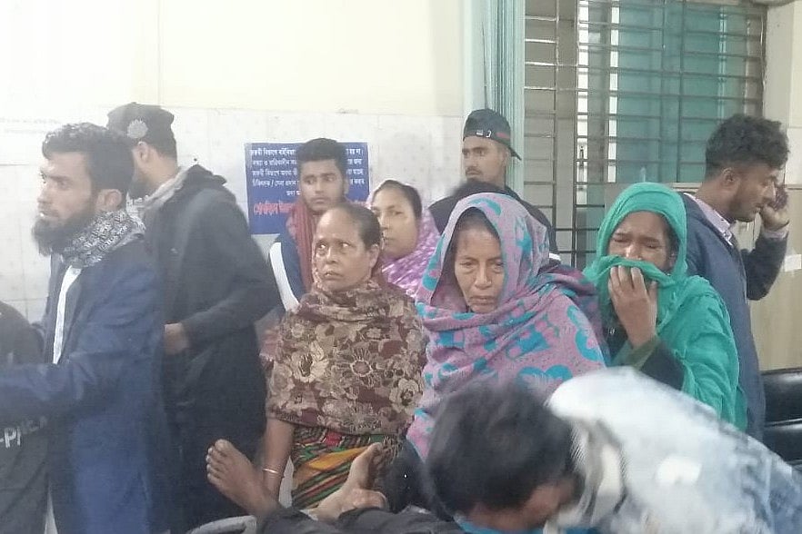 গুলিবিদ্ধ ব্যক্তিদের মুন্সিগঞ্জ জেনারেল হাসপাতালে আনার খবরে সেখানে ভিড় করেন স্বজনেরা। বৃহস্পতিবার রাতে