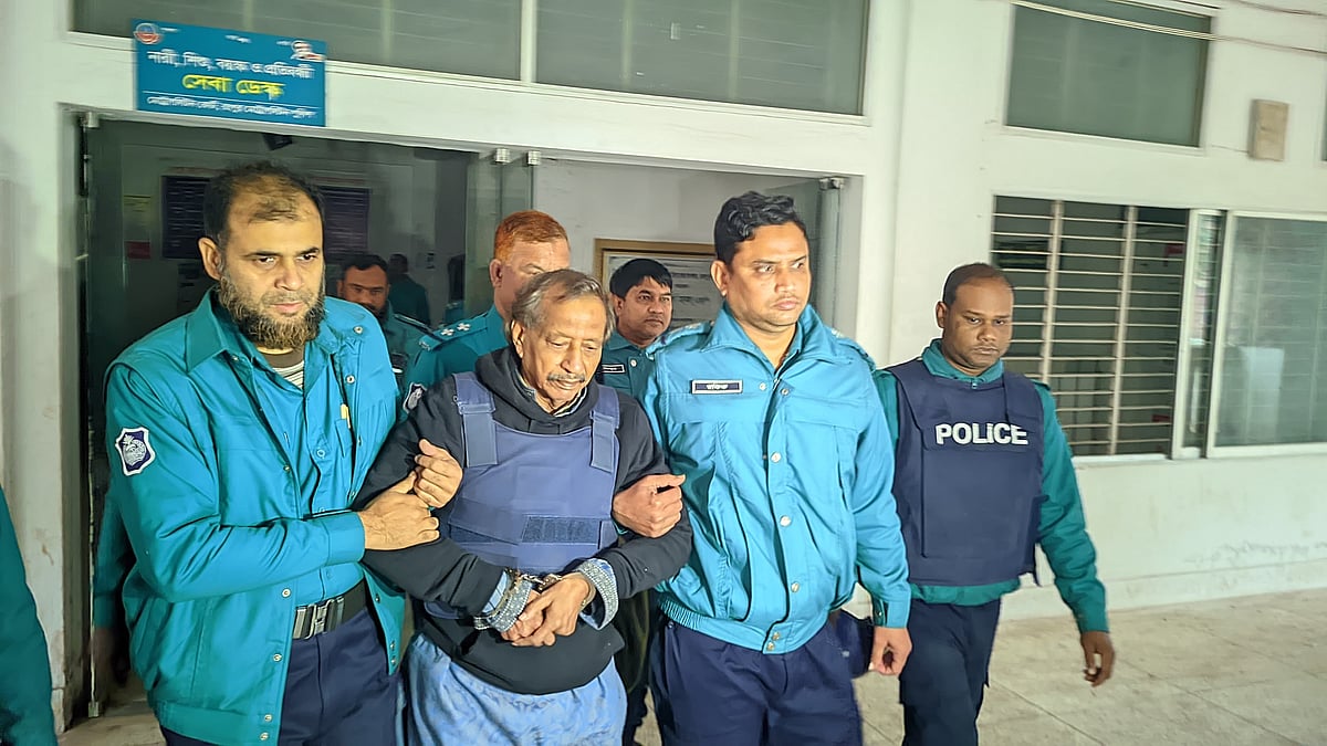 সাবেক মন্ত্রী নুরুজ্জামান আহমেদের পাঁচ দিনের রিমান্ড মঞ্জুর করেছেন আদালত। আজ শুক্রবার সকালে রংপুর নগরের আদালত চত্বরে