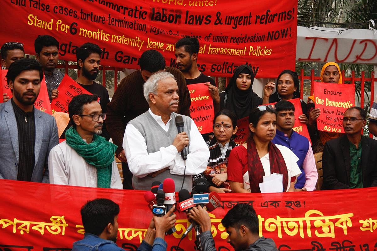শ্রমিক সমাবেশে বক্তব্য দেন শ্রম সংস্কার কমিশনের প্রধান সুলতান উদ্দীন আহমেদ। আজ শুক্রবার জাতীয় প্রেসক্লাবের সামনে