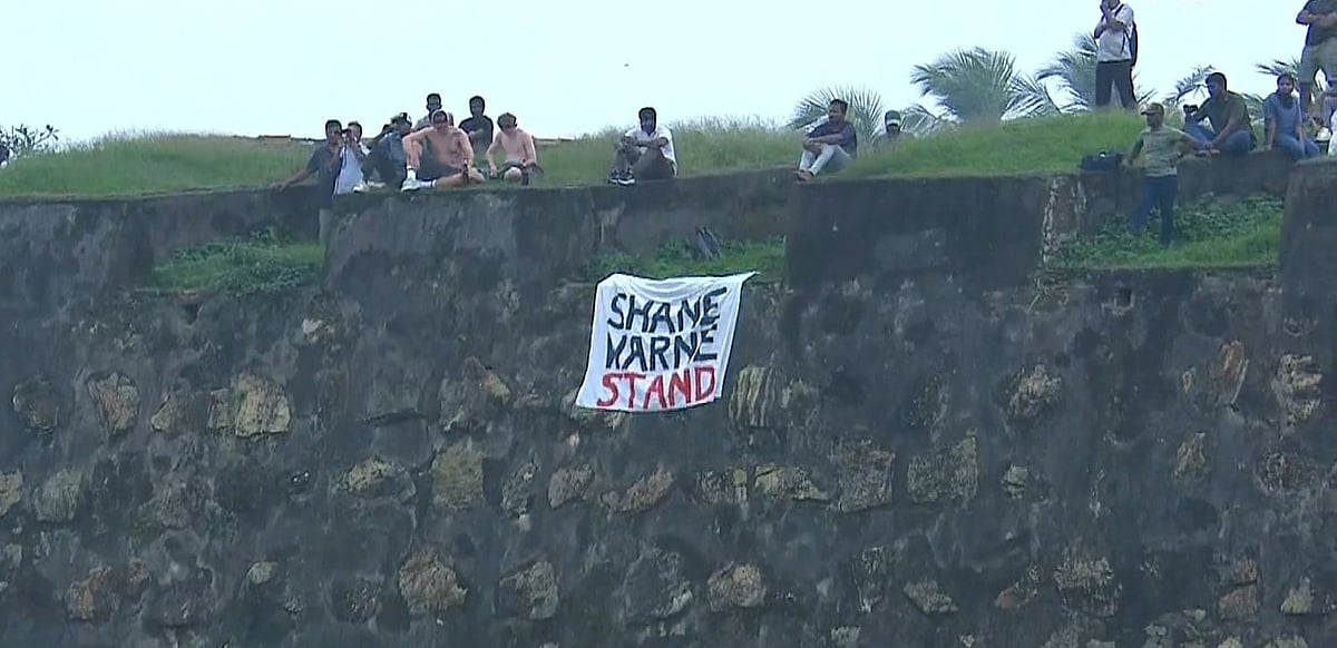 গল দুর্গের দেয়ালে ‘শেন ওয়ার্ন স্ট্যান্ড’ লেখা সেই ব্যানার