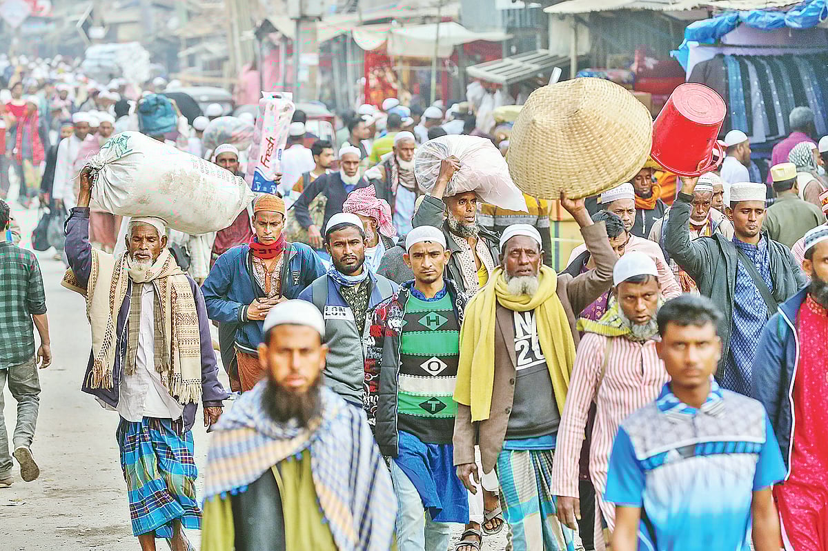 টঙ্গীর তুরাগতীরে বিশ্ব ইজতেমায় অংশ নেওয়ার জন্য আসতে শুরু করেছেন মুসল্লিরা। গতকাল ইজতেমার ময়দানে