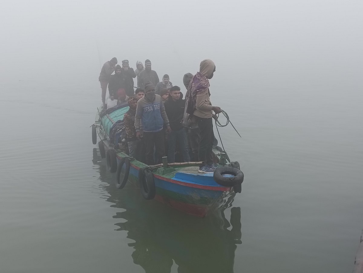 নিষেধাজ্ঞা অমান্য করে ঘন কুয়াশার ভেতর এভাবেই যাত্রী পারাপার করা হয়। গত ২৪ জানুয়ারি সকালে দৌলতদিয়ার ৭ নম্বর ফেরিঘাট এলাকায়
