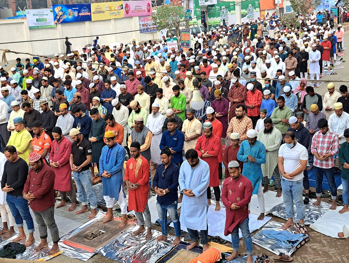 ইজতেমা মাঠে জায়গা না পেয়ে অনেকে সড়কে নামাজ আদায় করেন। শুক্রবার দুপুরে ইজতেমা মাঠ-সংলগ্ন কামারপাড়া সড়কে