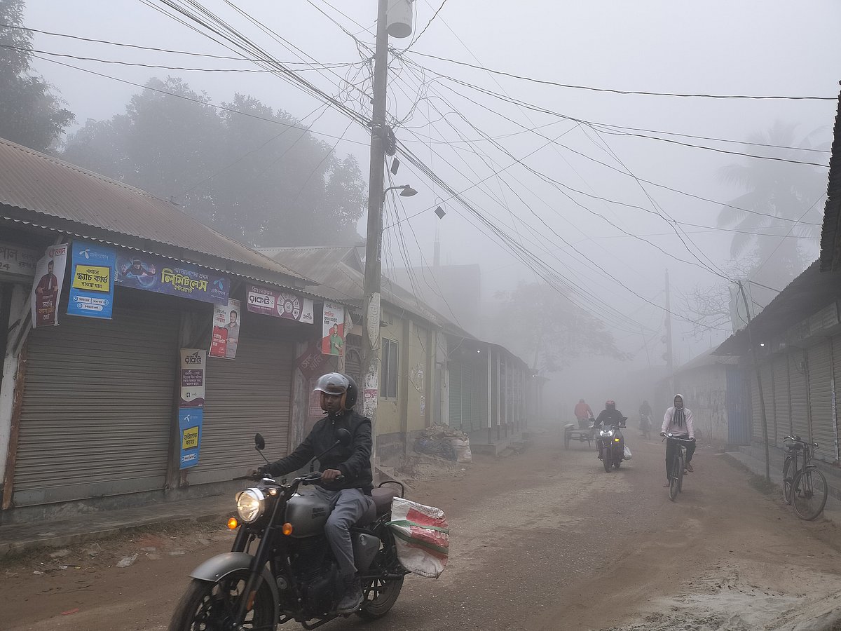 ঘন কুয়াশায় গ্রামীণ সড়কে বাতি জ্বালিয়ে চলছে নানা ধরনের যানবাহন। শুক্রবার, ধানগড়া এলাকা, রায়গঞ্জ, সিরাজগঞ্জ