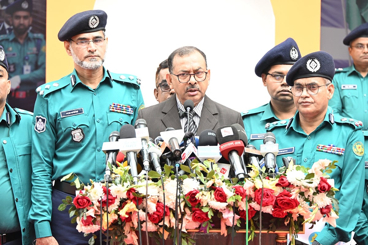 ঢাকা মহানগর পুলিশের (ডিএমপি) কমিশনার শেখ মো. সাজ্জাত আলী সাংবাদিকদের সঙ্গে কথা বলছেন। আজ শুক্রবার রাজধানীর সোহরাওয়ার্দী উদ্যানে পুলিশ কন্ট্রোল রুমের সামনে