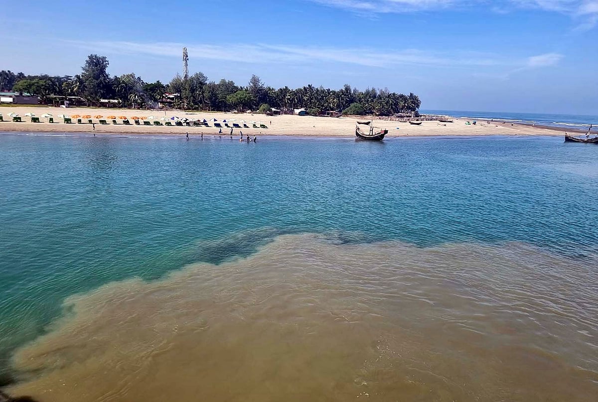 সেন্ট মার্টিন জেটিঘাটে পযটকবাহী জাহাজ ভিড়লেই প্রপেলারের ঘূর্ণিপাকে তলদেশের বালু ওঠে এসে নীলজলের স্বচ্ছ পানি ঘোলাটে হয়ে যায়। সম্প্রতি তোলা