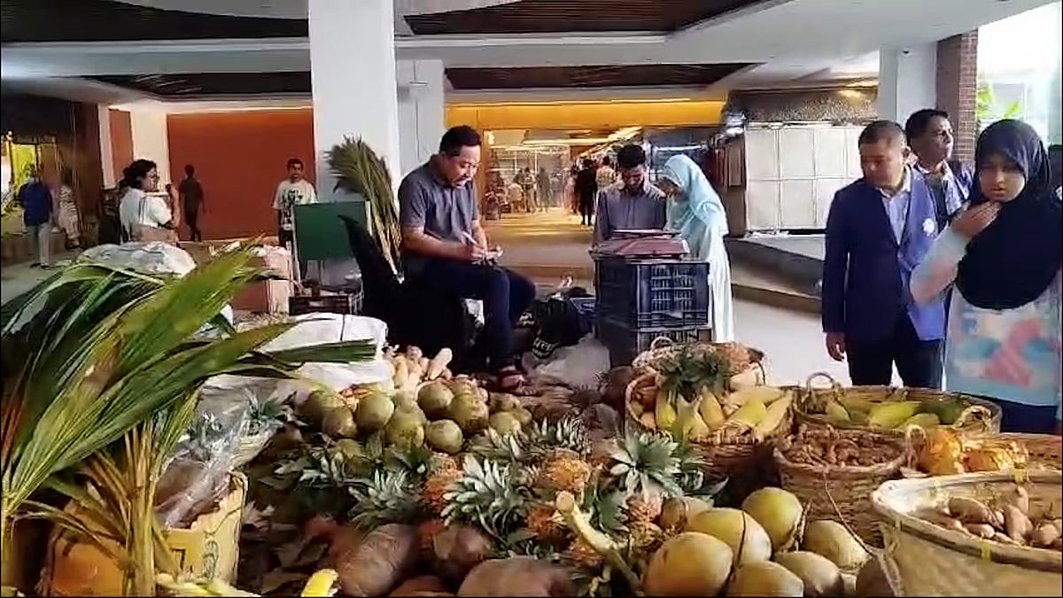 পাহাড়ি খাবার-ফল-কাপড়ের মেলা