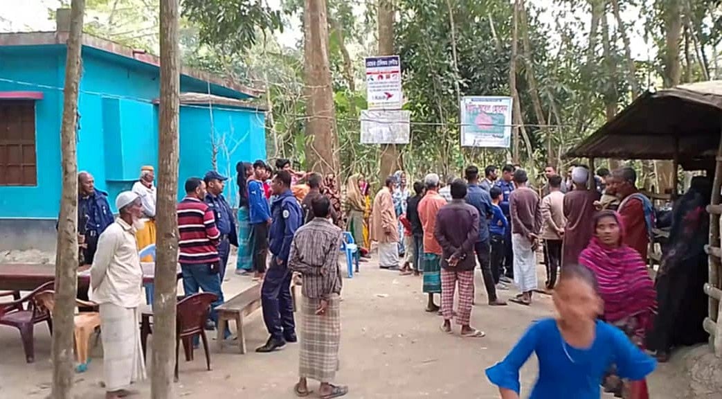 কবর থেকে লাশ উত্তোলন করতে এসেছিলেন পুলিশ ও প্রশাসনের লোকজন। বৃহস্পতিবার সকালে ঝালকাঠির রাজাপুর উপজেলার চর হাইলাকাঠি গ্রামে