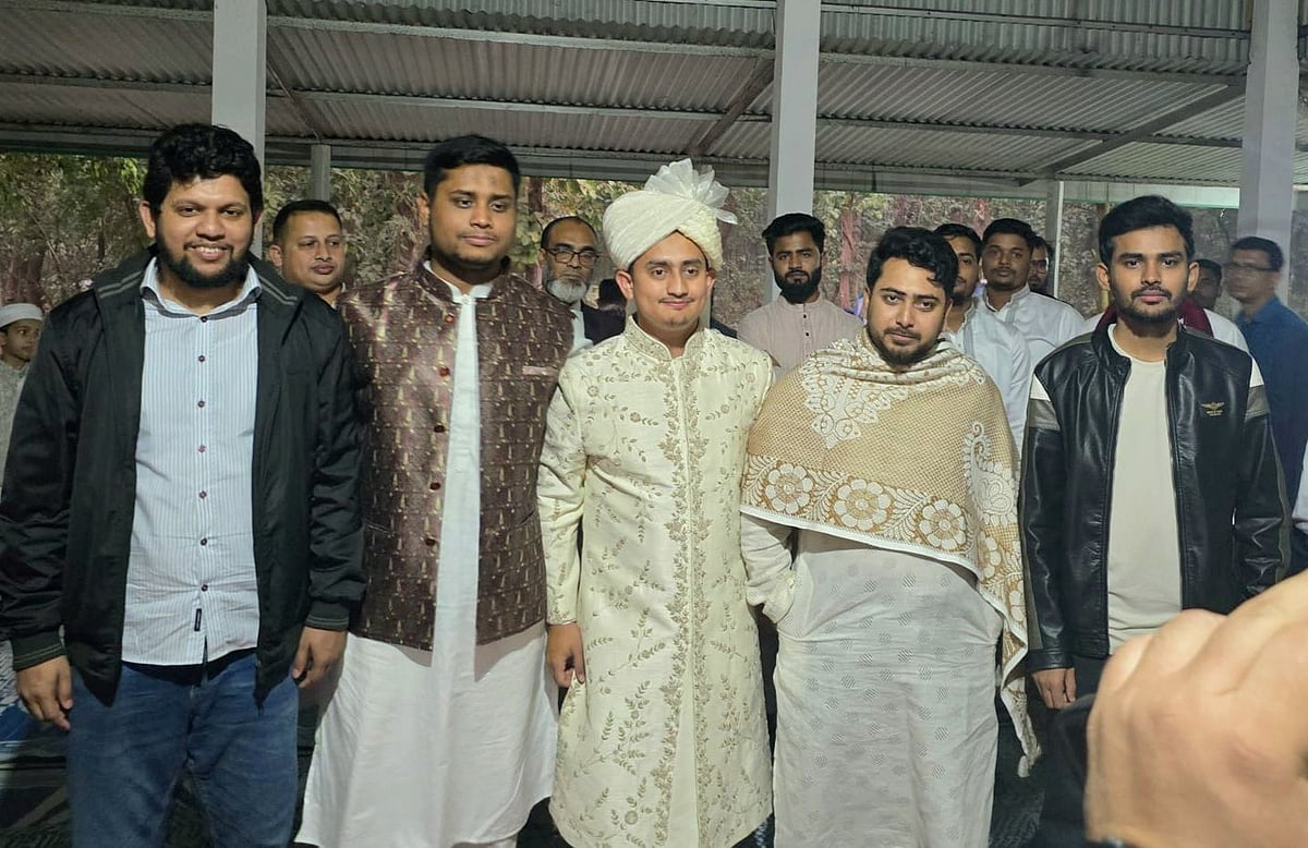 বরের বেশে সারজিস আলম, দুই পাশে বৈষম্যবিরোধী ছাত্র আন্দোলনের সহযোদ্ধা। ছবিটি ফেসবুকে পোস্ট করেছেন স্থানীয় সরকার, পল্লী উন্নয়ন ও সমবায় মন্ত্রণালয়ের উপদেষ্টা আসিফ মাহমুদ সজীব ভূঁইয়া